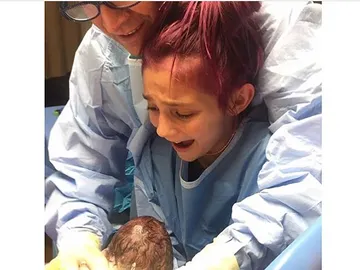 Niña ayuda en el nacimiento de su hermanito Niña ayuda en el nacimiento de su hermanito