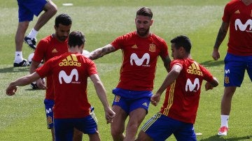 Thiago se ejercita en Las Rozas junto a sus compañeros de la selección española