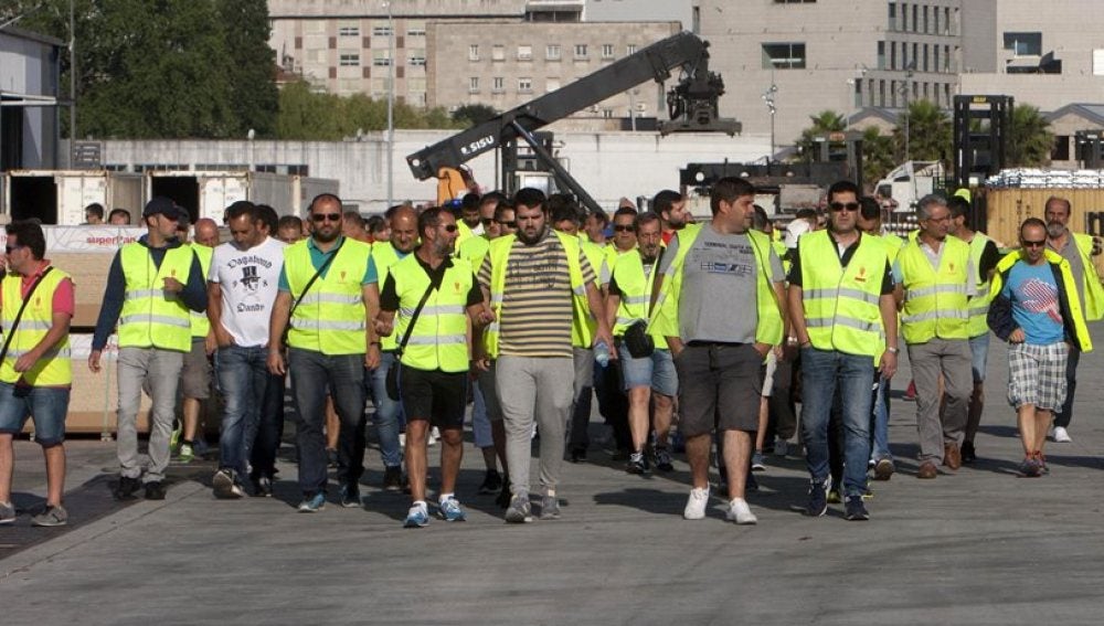 Un grupo de estibadores a su llegada al puerto de Vigo
