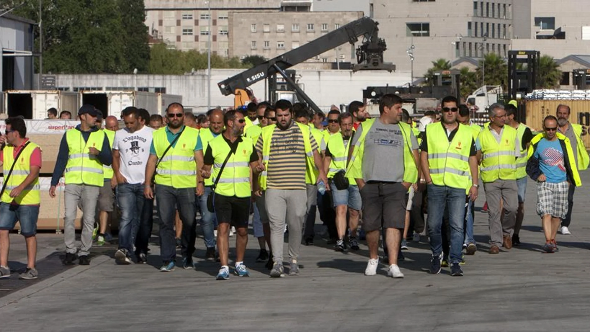 Un grupo de estibadores a su llegada al puerto de Vigo Un grupo de estibadores a su llegada al puerto de Vigo