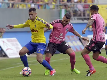 Aketxe defiende un balón ante la presión de los jugadores del Tenerife Aketxe defiende un balón ante la presión de los jugadores del Tenerife