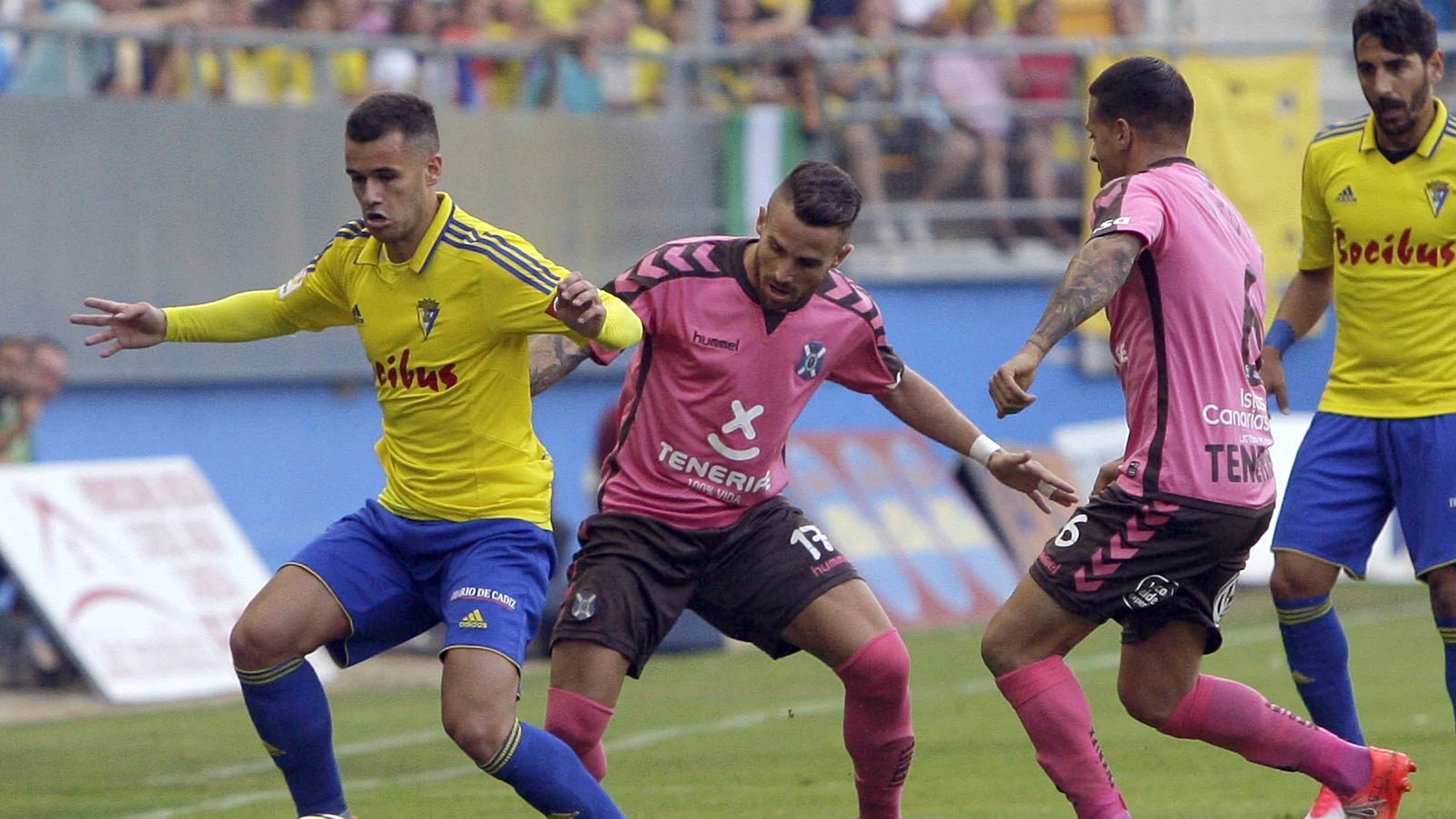 Aketxe defiende un balón ante la presión de los jugadores del Tenerife Aketxe defiende un balón ante la presión de los jugadores del Tenerife