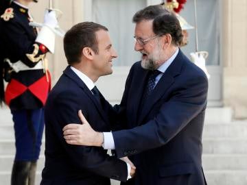 El presidente francés, Emmanuel Macron (i), da la bienvenida al jefe del Gobierno español, Mariano Rajoy