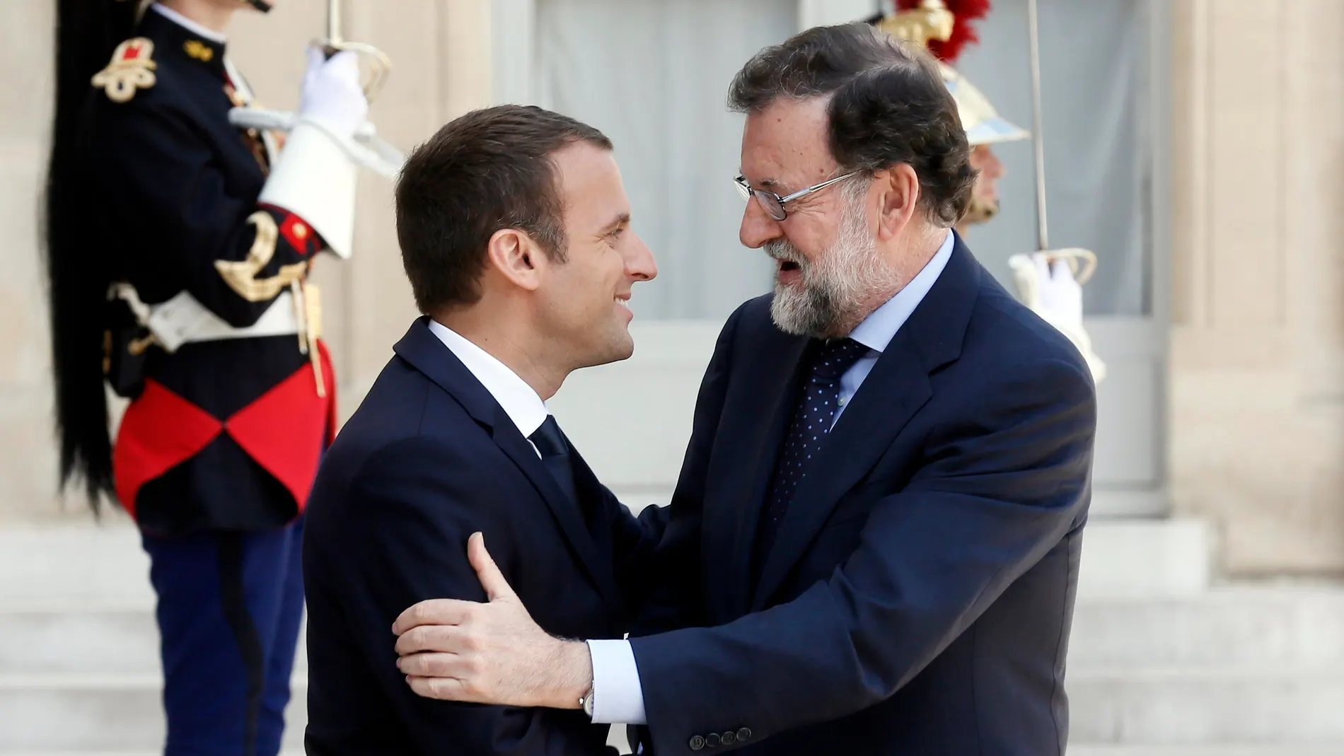 El presidente francés, Emmanuel Macron (i), da la bienvenida al jefe del Gobierno español, Mariano Rajoy El presidente francés, Emmanuel Macron (i), da la bienvenida al jefe del Gobierno español, Mariano Rajoy