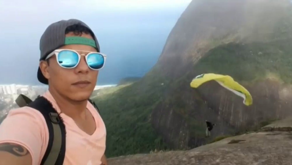 Un joven resulta herido de gravedad tras saltar y perder el control de su parapente en el icónico morro de Río de Janeiro