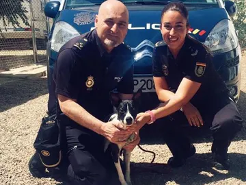 Los dos agentes que han rescatado al perro Los dos agentes que han rescatado al perro