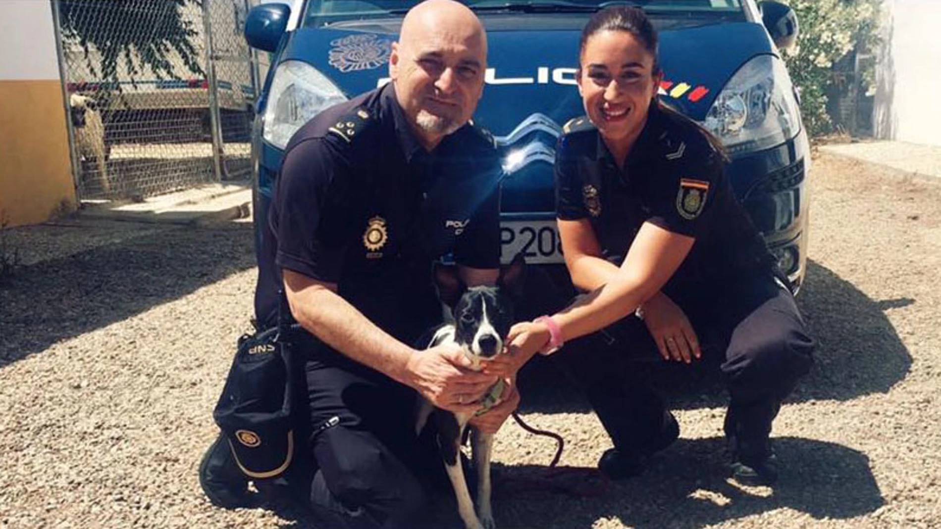 Los dos agentes que han rescatado al perro Los dos agentes que han rescatado al perro