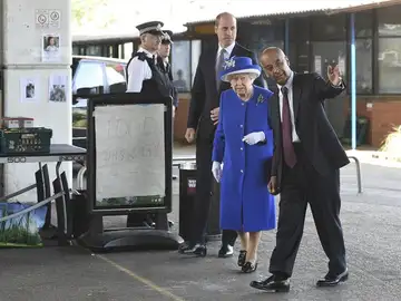 a reina Isabel II (en primer plano) y el príncipe Guillermo de Inglaterra (atrás) visitan la torre Grenfell en Londres (Reino Unido) . a reina Isabel II (en primer plano) y el príncipe Guillermo de Inglaterra (atrás) visitan la torre Grenfell en Londres (Reino Unido) .