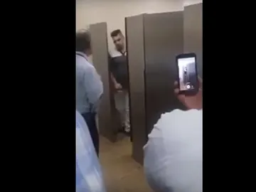 Un miembro de la pareja saliendo del baño Un miembro de la pareja saliendo del baño