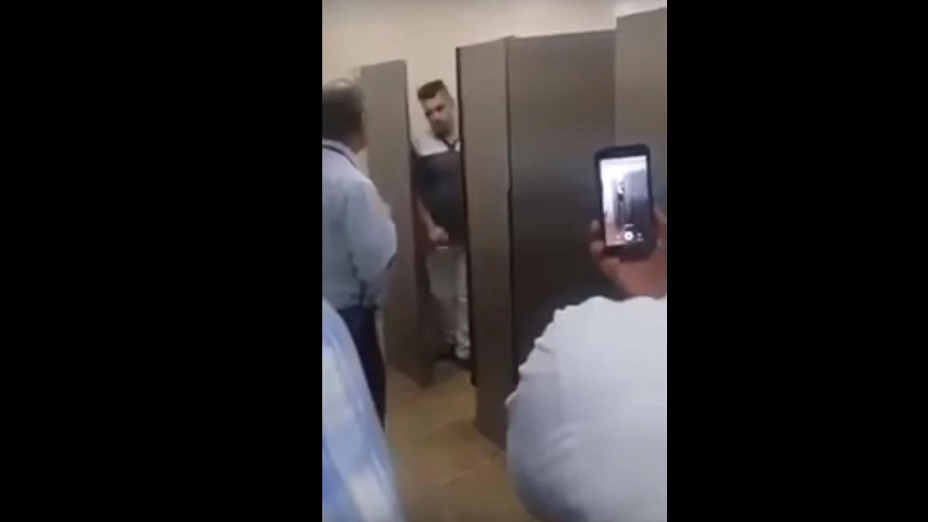 Un miembro de la pareja saliendo del baño Un miembro de la pareja saliendo del baño