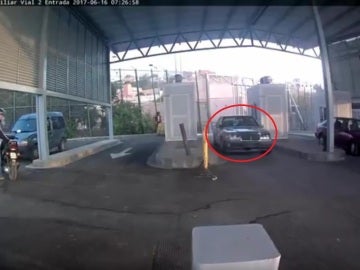 Coche kamikaze que ha entrado en Melilla con nueve inmigrantes