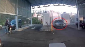 Coche kamikaze que ha entrado en Melilla con nueve inmigrantes