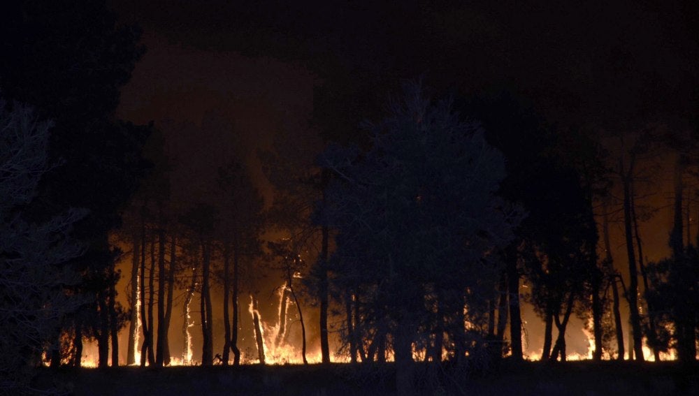 Treinta personas han sido desalojadas en Navalilla (Segovia) por el incendio