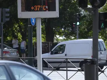 Un vehículo circula por Valladolid Un vehículo circula por Valladolid