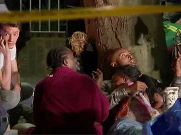 Pat acunando a la niña de 4 años a la que rescato del incendio de Londres Pat acunando a la niña de 4 años a la que rescato del incendio de Londres
