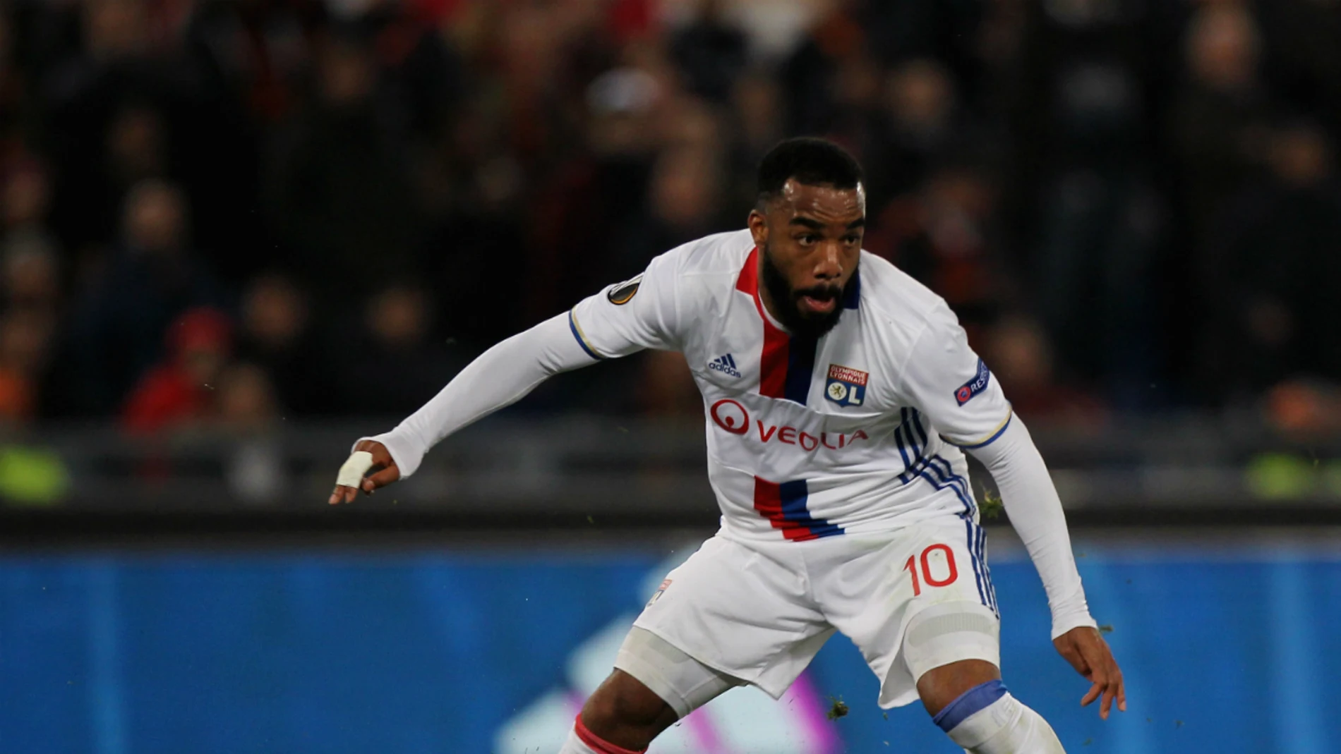 Lacazette, con el Olympique de Lyon Lacazette, con el Olympique de Lyon