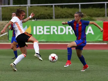 La jugadora del Barcelona Bárbara lucha el balón con Nicart, del Valencia La jugadora del Barcelona Bárbara lucha el balón con Nicart, del Valencia
