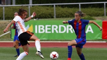 La jugadora del Barcelona Bárbara lucha el balón con Nicart, del Valencia