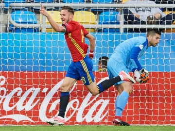 Saúl celebra un gol con España