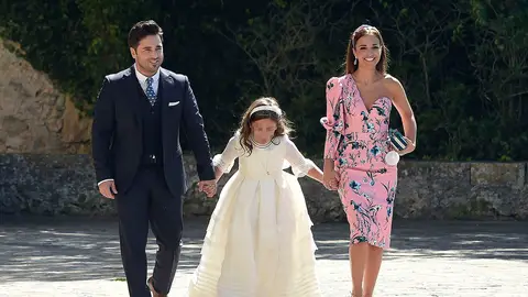 Paula Echevarría y David Bustamante llegando a la comunión de su hija Comunión de la hija de Paula Echevarría y David Bustamante