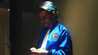 Antoine Griezmann estrena look...¡y se tiñe el pelo de azul!