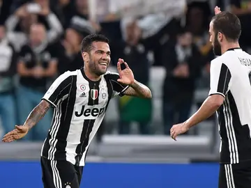 Higuaín y Alves celebran un gol con la Juventus Higuaín y Alves celebran un gol con la Juventus
