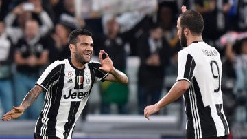 Higuaín y Alves celebran un gol con la Juventus