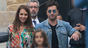 Paula Echevarría y David Bustamante antes de la comunión de su hija Daniella Paula Echevarría y David Bustamante antes de la comunión de su hija Daniella