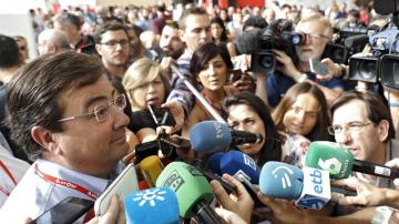 El presidente de Extremadura, Guillermo Fernández Vara, que será presidente del Consejo de Política Federal, atiende a los medios a su llegada al 39 Congreso Federal del partido.
