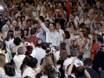 Los delegados del PSOE ovacionan a Sánchez al grito de "presidente" Los delegados del PSOE ovacionan a Sánchez al grito de "presidente"