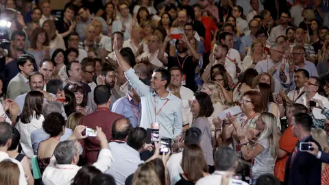 Los delegados del PSOE ovacionan a Sánchez al grito de "presidente" Los delegados del PSOE ovacionan a Sánchez al grito de "presidente"