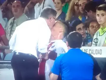 El entrenador del Huesca da un cabezado a su jugador David López El entrenador del Huesca da un cabezado a su jugador David López