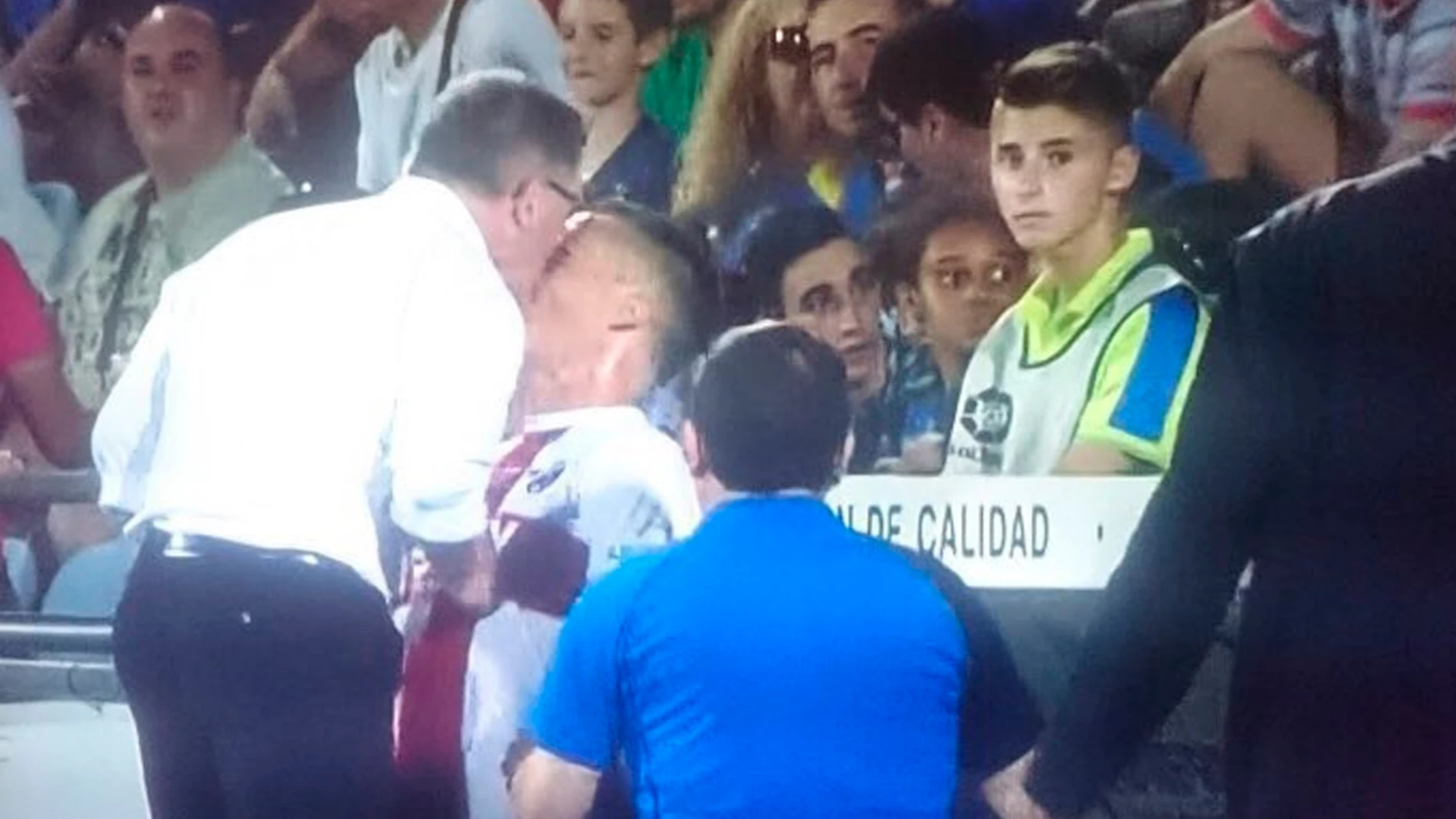 El entrenador del Huesca da un cabezado a su jugador David López El entrenador del Huesca da un cabezado a su jugador David López