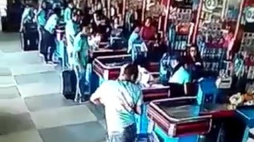 Un brasileño evita que se le caiga un objeto haciendo malabares