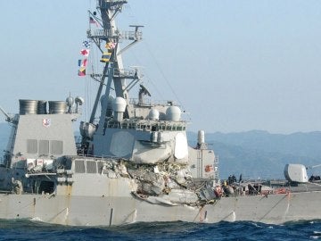 El USS Fitzgerald, dañado tras el impacto 
