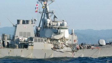 El USS Fitzgerald, dañado tras el impacto 