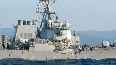 Siete desaparecidos y varios heridos al chocar un destructor de EEUU con un carguero filipino