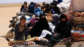 Vista de varias familias sirias mientras abandonan Raqqa