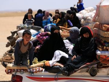 Vista de varias familias sirias mientras abandonan Raqqa