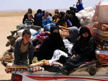 Vista de varias familias sirias mientras abandonan Raqqa Vista de varias familias sirias mientras abandonan Raqqa