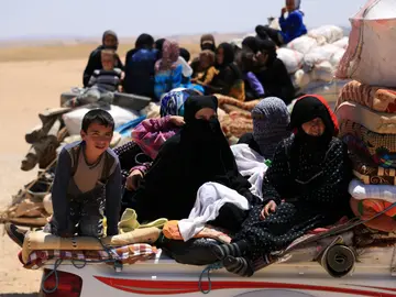 Vista de varias familias sirias mientras abandonan Raqqa Vista de varias familias sirias mientras abandonan Raqqa