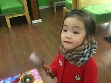 Una niña fallece después de que su profesora le tapase la boca con cinta aislante y pegamento. Una niña fallece después de que su profesora le tapase la boca con cinta aislante y pegamento.