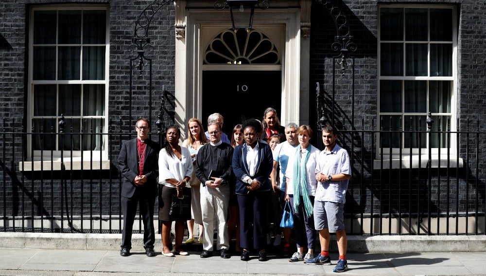 Las víctimas del incendio en Londres se reúnen con Theresa May