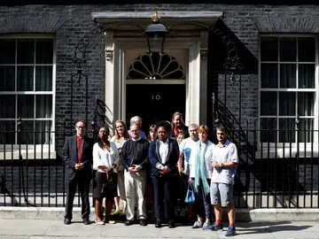 Las víctimas del incendio en Londres se reúnen con Theresa May Las víctimas del incendio en Londres se reúnen con Theresa May
