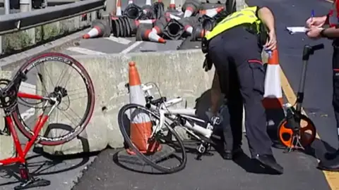 Así han quedado las bicicletas de los dos ciclistas Así han quedado las bicicletas de los dos ciclistas