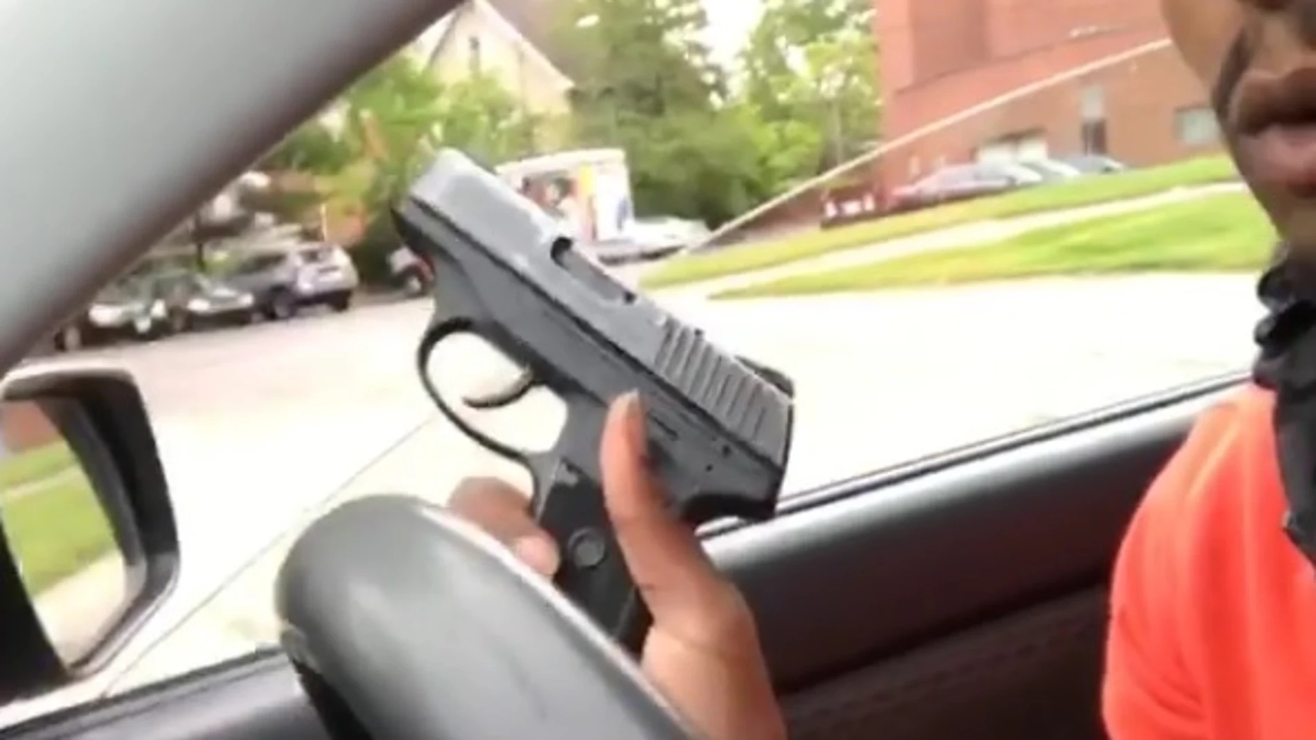 El conductor con la pistola en la mano El conductor con la pistola en la mano