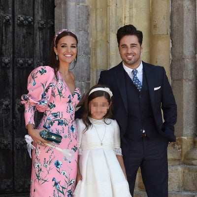 Paula Echevarría y David Bustamante en la puerta de la iglesia con su hija