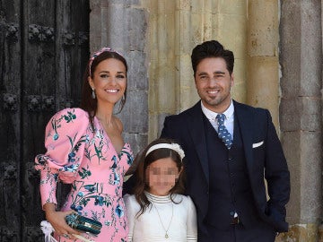 Paula Echevarría y David Bustamante en la puerta de la iglesia con su hija