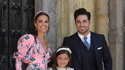 Paula Echevarría y David Bustamante en la puerta de la iglesia con su hija Comunión de la hija de Paula Echevarría y David Bustamante