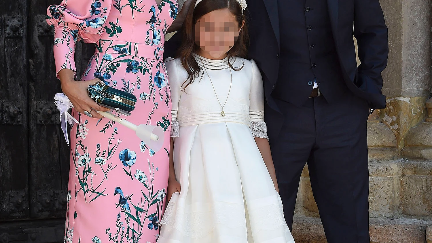 Paula Echevarría y David Bustamante en la puerta de la iglesia con su hija Comunión de la hija de Paula Echevarría y David Bustamante